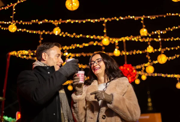 Mlled と応援のカップルはクリスマス マーケットでワインします ザグレブ クロアチア — ストック写真