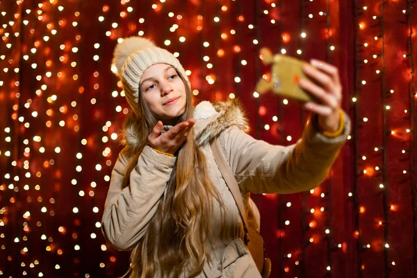 Vackra Tonåring Skicka Puss Till Selfie Julmarknad — Stockfoto