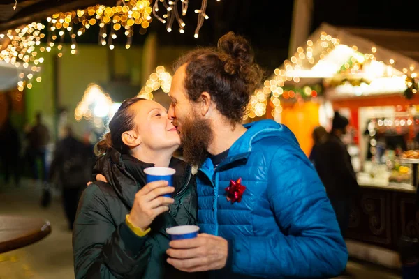 Casal Beijando Desfrutando Mercado Tradicional Natal Zagreb Croácia — Fotografia de Stock