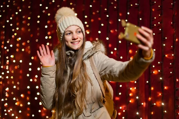 Vackra Tonåring Vinkade Till Selfie Julmarknad — Stockfoto