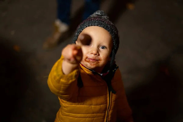 Kleiner Junge Mit Traditionellem Essen Auf Dem Weihnachtsmarkt Zagreb Kroatien — Stockfoto