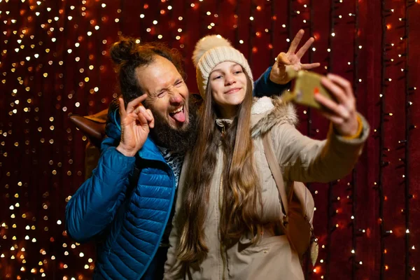 Pai Filha Brincando Tirando Selfie Mercado Natal — Fotografia de Stock