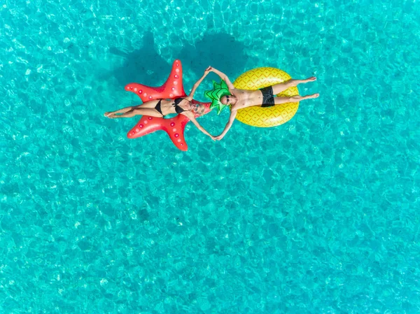 Erkek Kadın Şişme Yıldız Ananas Üzerinde Yüzen Görünümü Kadar Ele — Stok fotoğraf
