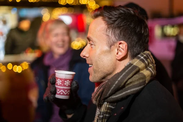 Retrato Homem Bebendo Vinho Quente Mercado Natal Zagreb Croácia — Fotografia de Stock