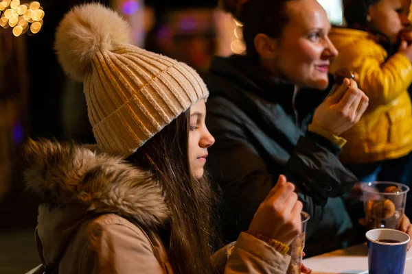 Adolescente Desfrutando Comida Tradicional Mercado Natal Zagreb Croácia — Fotografia de Stock