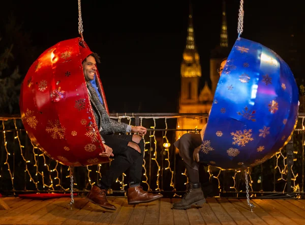 Casal Divertindo Suspensão Cadeiras Natal Zagreb Croácia — Fotografia de Stock