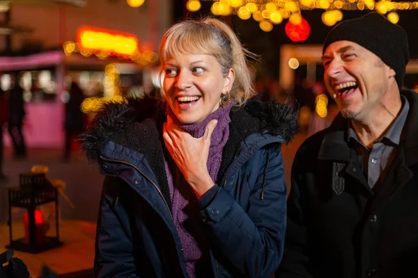 一对夫妇笑在圣诞市场 萨格勒布 克罗地亚 — 图库照片