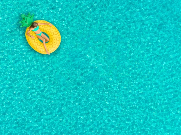 Şişme Ananas Yatak Üzerinde Yüzen Kız Havadan Görünümü — Stok fotoğraf