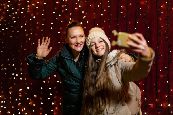 母と娘を Selfie クリスマス マーケットで — ストック写真