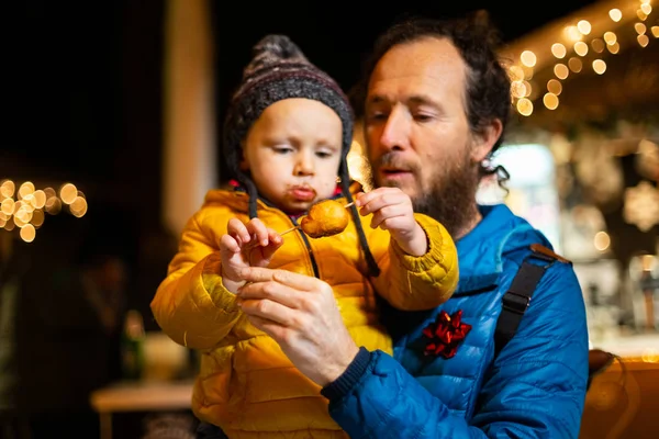 Retrato Del Padre Sosteniendo Hijo Mercado Navidad Zagreb Croacia —  Fotos de Stock