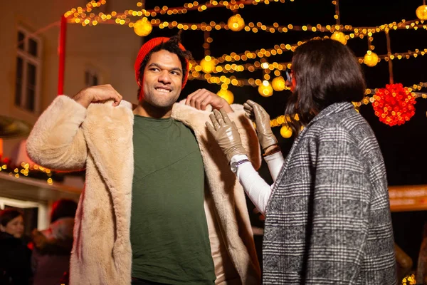 Mulher Ajustando Roupas Homem Mercado Natal Zagreb Croácia — Fotografia de Stock