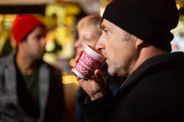 Retrato Homem Bebendo Vinho Quente Mercado Natal Zagreb Croácia — Fotografia de Stock