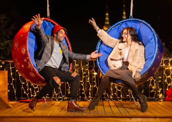 Par Poserar För Roliga Foto Gunga Stol Julmarknad Zagreb Kroatien — Stockfoto