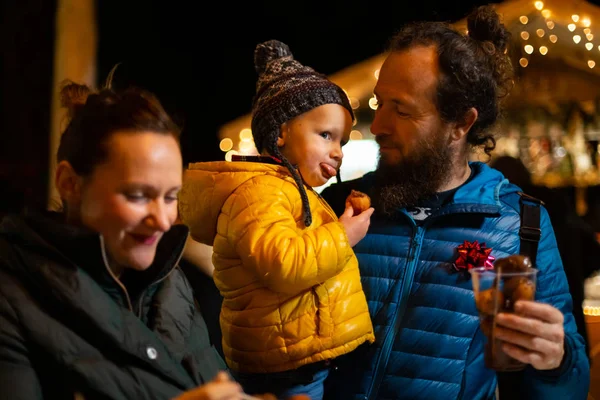 Pareja Hijo Disfrutando Comida Tradicional Mercado Navidad Zagreb Croacia — Foto de Stock