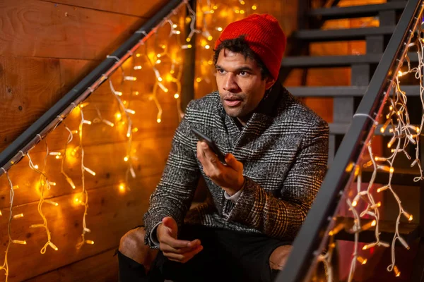 Retrato Homem Afro Americano Sentado Escadas Mercado Natal Zagreb Croácia — Fotografia de Stock