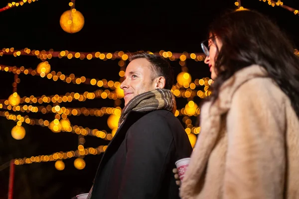 Casal Passear Mercado Natal Zagreb Croácia — Fotografia de Stock