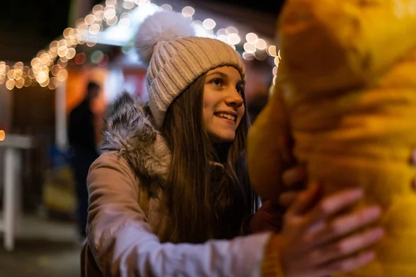 Chica Dando Afecto Hermano Tradicional Mercado Navidad Zagreb Croacia — Foto de Stock