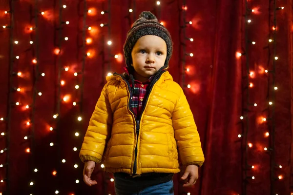 Menino Posando Sério Frente Parede Luzes Mercado Natal — Fotografia de Stock