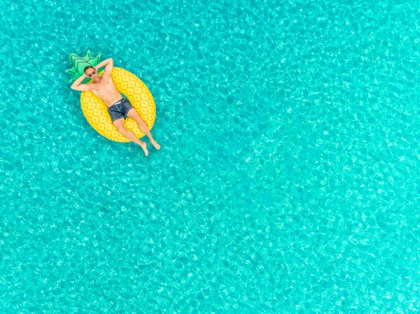 Vista Aérea Del Hombre Flotando Colchón Inflable Piña Mar Transparente — Foto de Stock