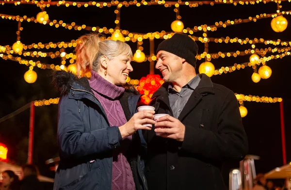 Par Jublande Med Mlled Vin Julmarknad Zagreb Kroatien — Stockfoto