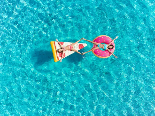 Вид Воздуха Двух Молодых Девушек Плавающих Море Пицце Надувных Надувных — стоковое фото