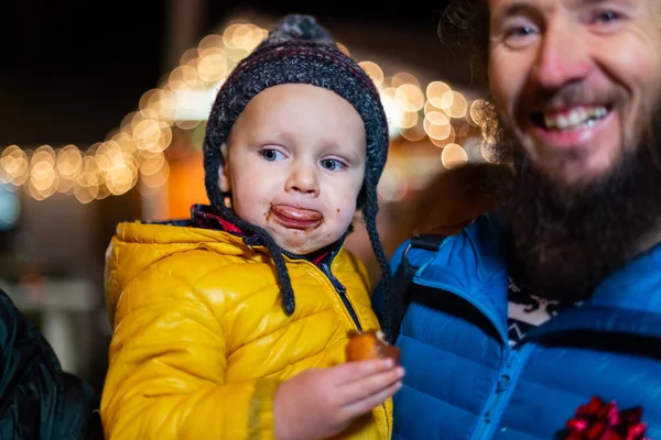 Father Son Enjoying Traditional Food Christmas Market Zagreb Croatia — Stock Photo, Image