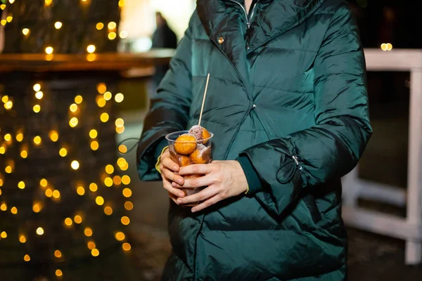 Mulher Segurando Fritula Tradicional Mercado Natal Zagreb Croácia — Fotografia de Stock