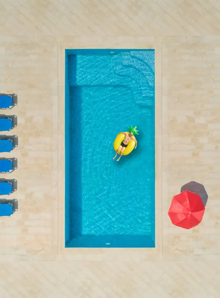 Şezlong Şemsiye Ile Çevrili Yüzme Havuzunda Şişme Yatak Adam Havadan — Stok fotoğraf