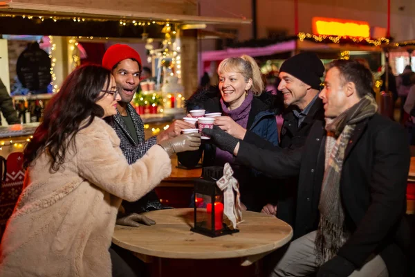 Ομάδα Φίλων Γελώντας Και Φωνάζοντας Παραδοσιακό Ποτό Στη Χριστουγεννιάτικη Αγορά — Φωτογραφία Αρχείου
