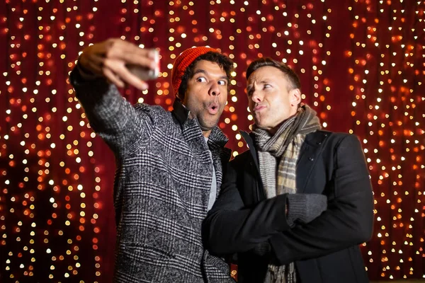 Deux Amis Prenant Selfie Devant Mur Lumière Marché Noël — Photo