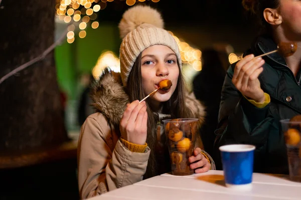 Adolescente Lindo Comiendo Fritula Tradicional Mercado Navidad Zagreb Croacia — Foto de Stock