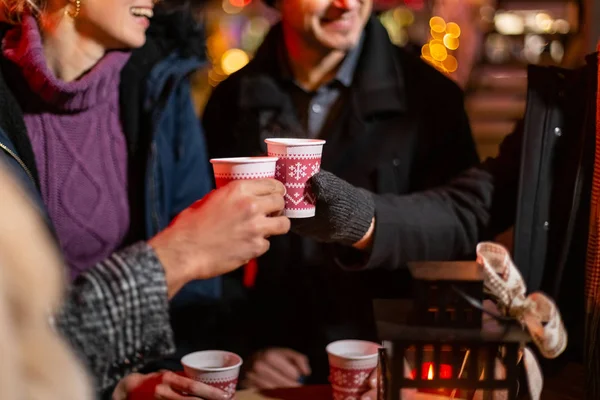 Närbild Bild Två Vänner Hejar Julmarknad Zagreb Kroatien — Stockfoto