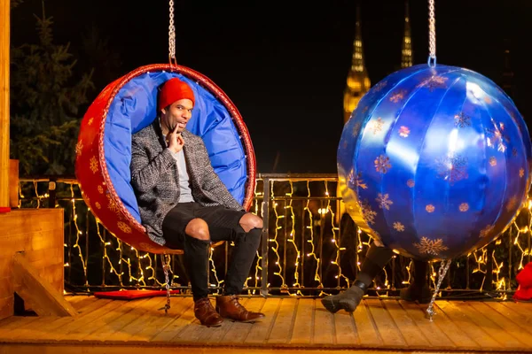 Africano Americano Posando Para Foto Engraçada Mercado Natal Zagreb Croácia — Fotografia de Stock