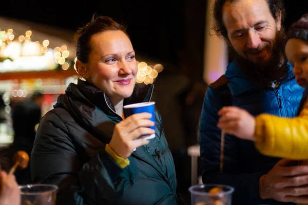 Pareja Hijo Disfrutando Bebidas Tradicionales Mercado Navidad Zagreb Croacia — Foto de Stock