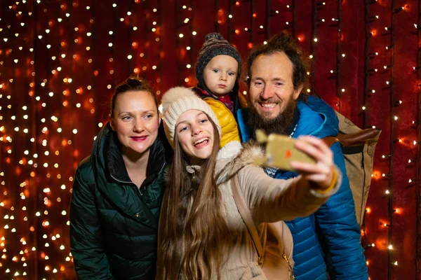 Hija Tomando Selfie Con Familia Mercado Navidad — Foto de Stock