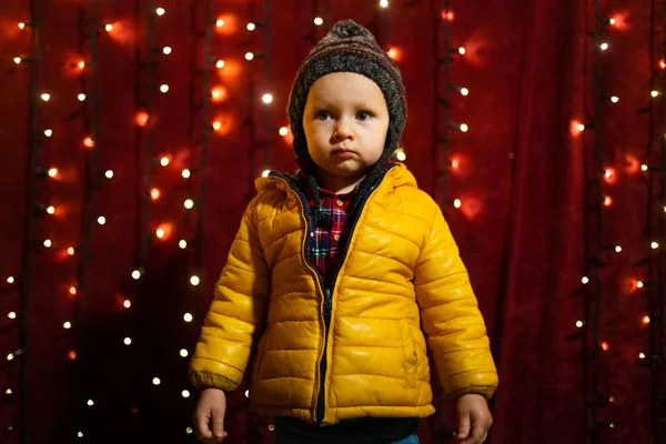 Jeune Garçon Posant Sérieux Devant Mur Des Lumières Marché Noël — Photo