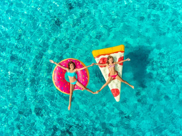 Вид Воздуха Двух Девушек Плавающих Море Пицце Пончике Форме Надувных — стоковое фото