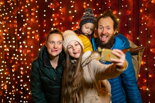 Hija Tomando Selfie Con Familia Mercado Navidad — Foto de Stock