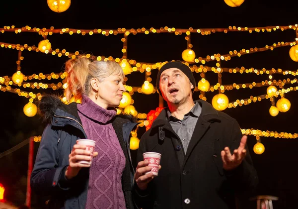 一对夫妇在圣诞市场聊天 克罗地亚萨格勒布 — 图库照片
