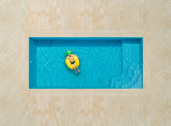 Vue Aérienne Homme Sur Matelas Gonflable Forme Ananas Dans Piscine — Photo
