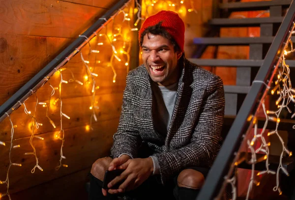 Retrato Homem Afro Americano Sentado Rindo Nas Escadas Mercado Natal — Fotografia de Stock