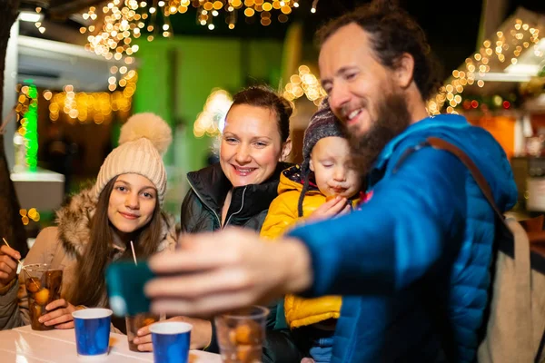 Padre Che Selfie Con Famiglia Tradizionale Mercatino Natale Zagabria Croazia — Foto Stock