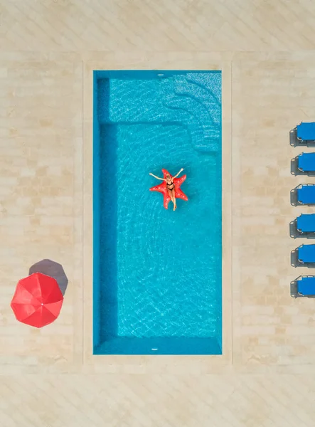 Luchtfoto Van Vrouw Opblaasbare Matras Ster Vormen Zwembad Omgeven Door — Stockfoto