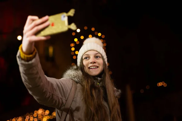 Adolescente Bonita Com Cabelos Longos Tirando Uma Selfie Mercado Natal — Fotografia de Stock
