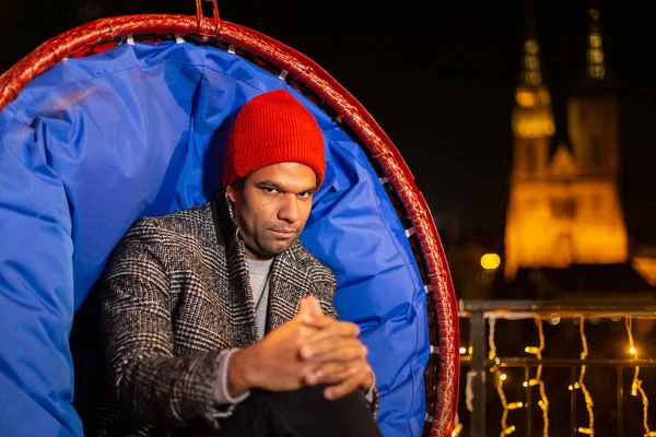 African American Man Poseren Voor Foto Kerstmarkt Zagreb Kroatië — Stockfoto