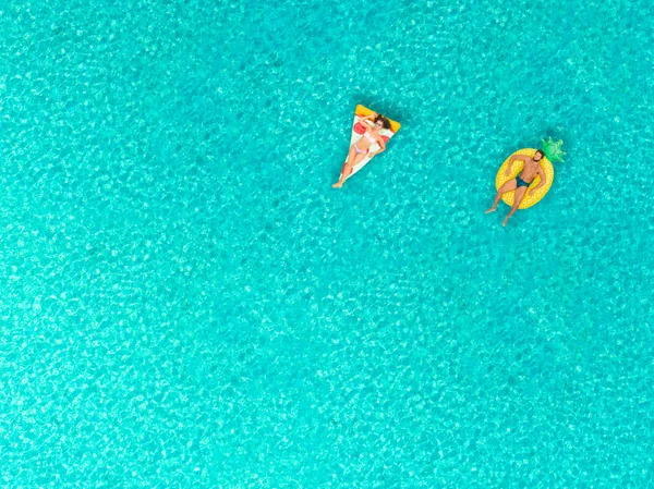 Vue Aérienne Couple Flottant Sur Des Pizzas Gonflables Des Matelas — Photo