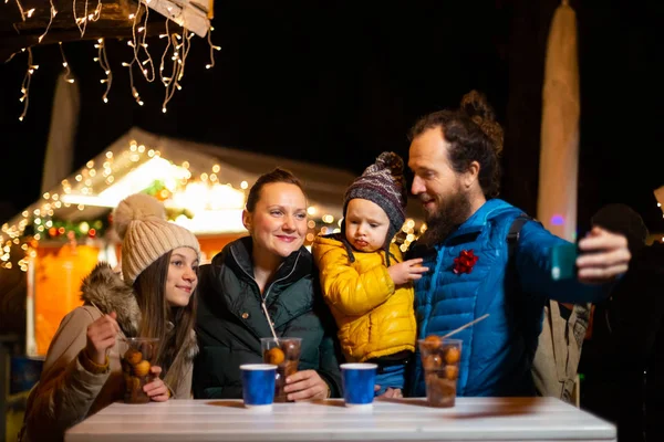 ザグレブ クロアチアの伝統的なクリスマス マーケットで 家族と父撮影 Selfie — ストック写真