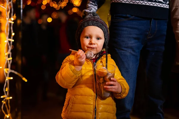 クリスマス マーケットは ザグレブ カタマランで伝統的な食品を保持している少年 — ストック写真