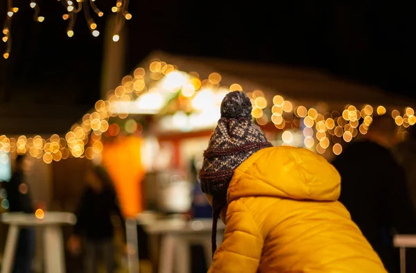 Ung Pojke Traditionella Julmarknad Zagreb Croacia — Stockfoto