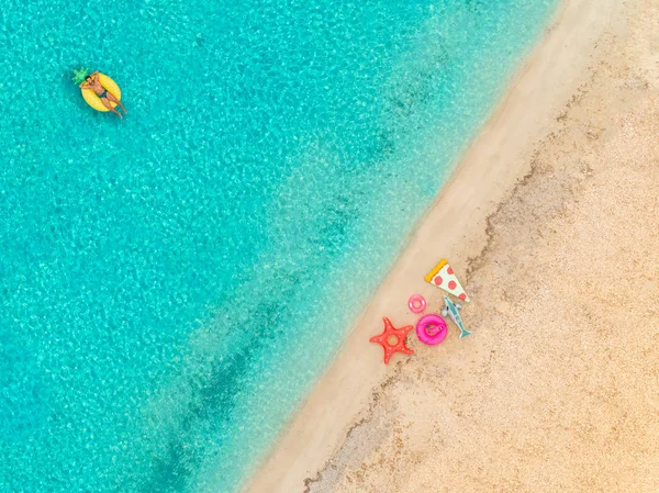 Вид Воздуха Человека Плавающего Надувном Ананасовом Матрасе Песчаного Пляжа Надувных — стоковое фото